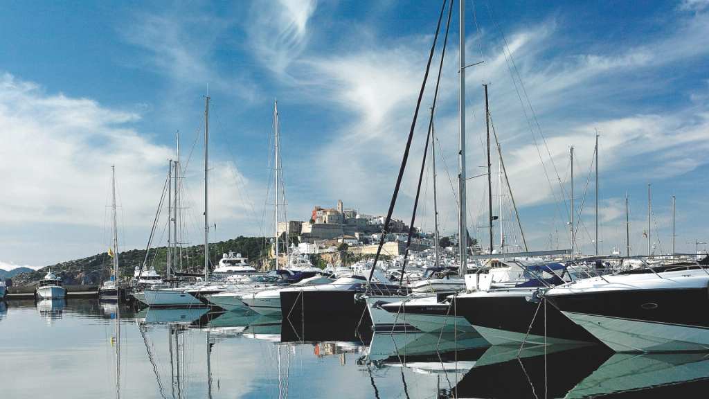 boats docked next to each other in the marina